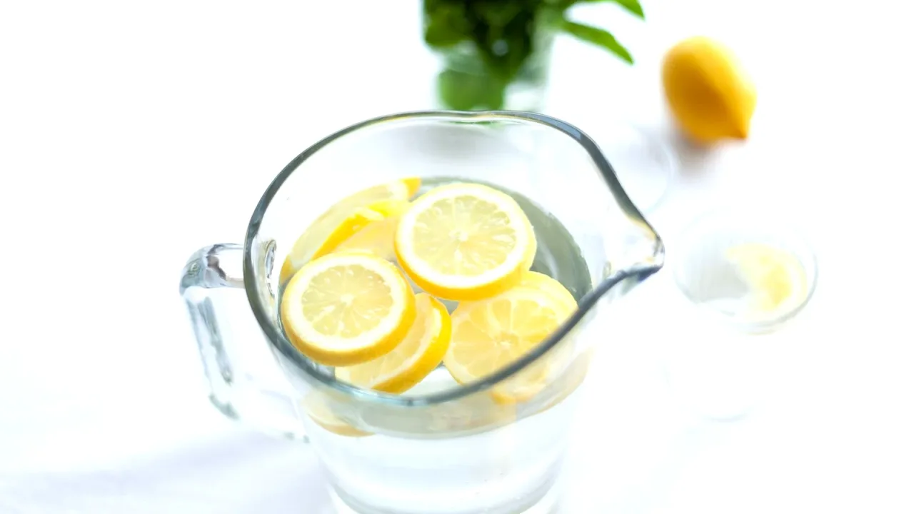 Cam sürahide limon dilimli su