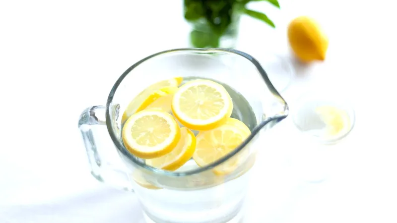 Cam sürahide limon dilimli su